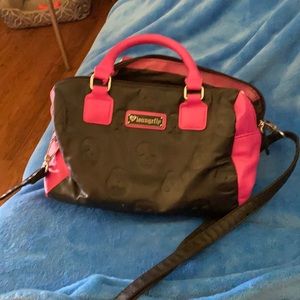 Black purse with skulls